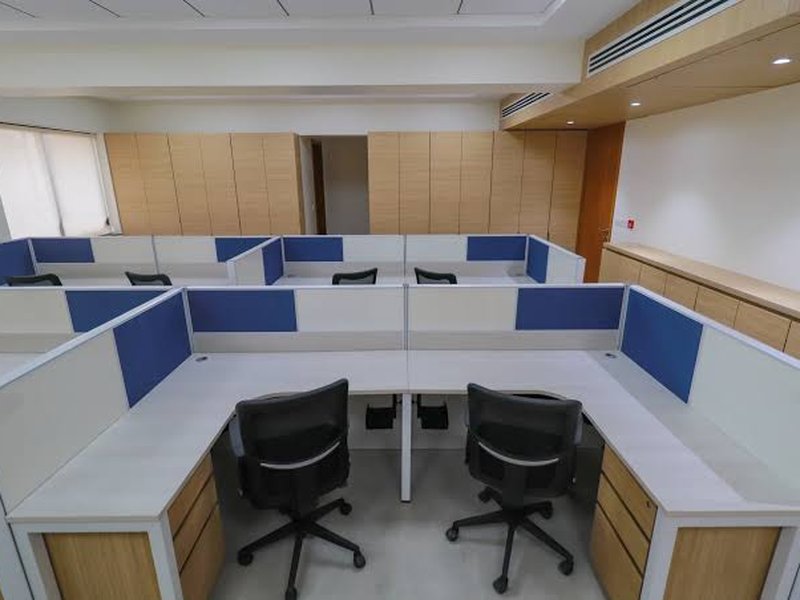 Office cubicle workstations with partitioned bays